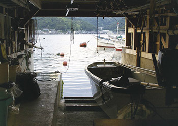 O primeiro andar de casas-barco é o hangar dos barcos, a sala de armazenamento das artes de pesca, e o local de trabalho.
