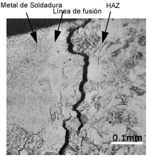 Fig. 1: Agrietamientos SR típicos ocurriendo en una soldadura de acero de alta resistencia a la tracción 780-MPa (PWHT: 600° C × 2 h) [Ref. 1]