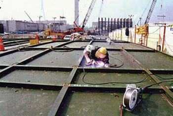 Fig 8: La soldadura de filete horizontal (2F) en el techo de un tanque de GNL se lleva a cabo con el hilo tubular de PREMIARC™ DW-N709SP.