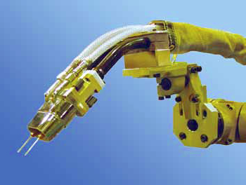 Fig. 6: El soplete compacto integrado en tándem ofrece un acceso más fácil en un espacio reducido y previene que el cable de soldadura se enrede alrededor de la muñeca del robot.