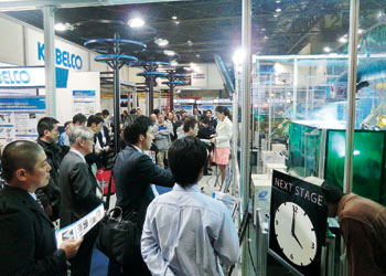 La esquina de demostración de Kobelco atrae a muchos visitantes con tecnologías de última generación.