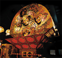Las linternas flotantes del festival Hirosaki neputa, tienen principalmente la forma tradicional de abanicos uchiwa 