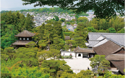 El templo Ginkaku-ji es considerado uno de los tres pabellones principales de Kyoto típicos de la era cultural de Higashiyama (Periodo Muromachi)