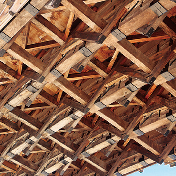 El puente esta construido utilizando una técnica para conseguir una fuerte estructura de madera