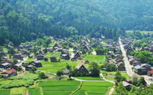 Paisaje veraniego visto desde la plataforma de observación del castillo de Ogimachi