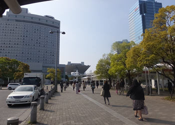 The passage from the station to the venue