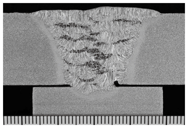 Figura 9: Macroestrutura de seção transversal mostrando geração de banda de ferrite (PWHT: 710℃ x 24 h)