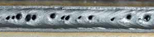 Figura 8: Defeitos de porosidade gerados em um cordão de solda