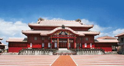 O edifício principal do Castelo de Shuri-jo restaurado a seu estado original antes de se queimar na Batalha de Okinawa.