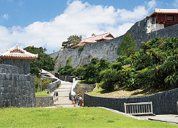 Dentro do Castelo de Shuri-jo, cercado por paredes em uma colina