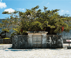 Bosque sagrado de Shuri, no centro de Shimo-no-Oniwa (jardim)