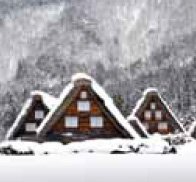 Uma cena de inverno monótona coberta por neve