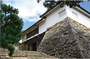 Portão de Taikomon e torre tsuzuki-yagura (propriedade cultural importante)