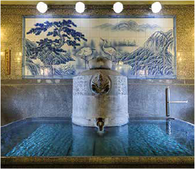 O salão de banho Kaminoyu, com a bela pintura em painel de porcelana