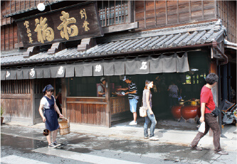 Главный магазин Акафуку, основанный в 1707 году.