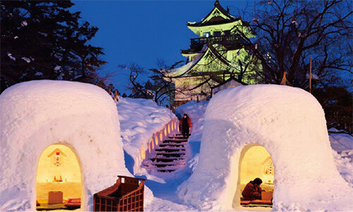 Сказочный вид подсвеченных снежных домиков камакура