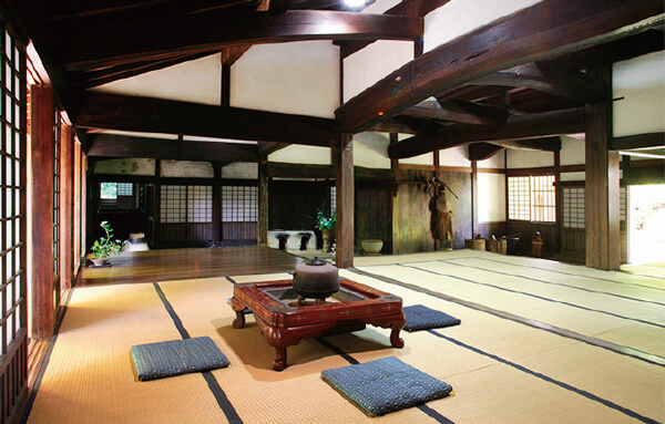 Это комната для гостей дэи-но-ма, где семья собиралась за трапезой